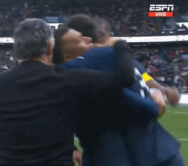 姆巴佩对决梅西欧冠,梅西绝杀姆巴佩抱了三次梅西