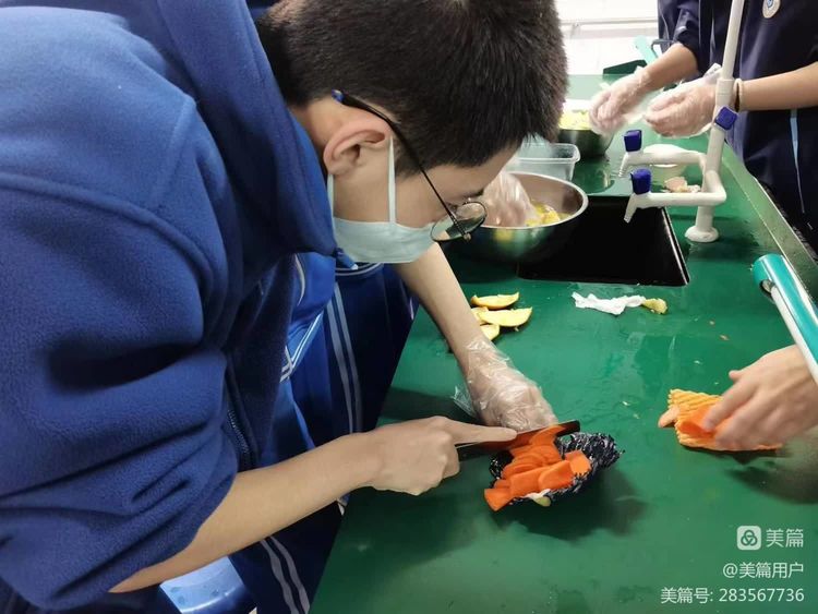 英语制作蔬菜沙拉过程,制作水果沙拉英语公开课