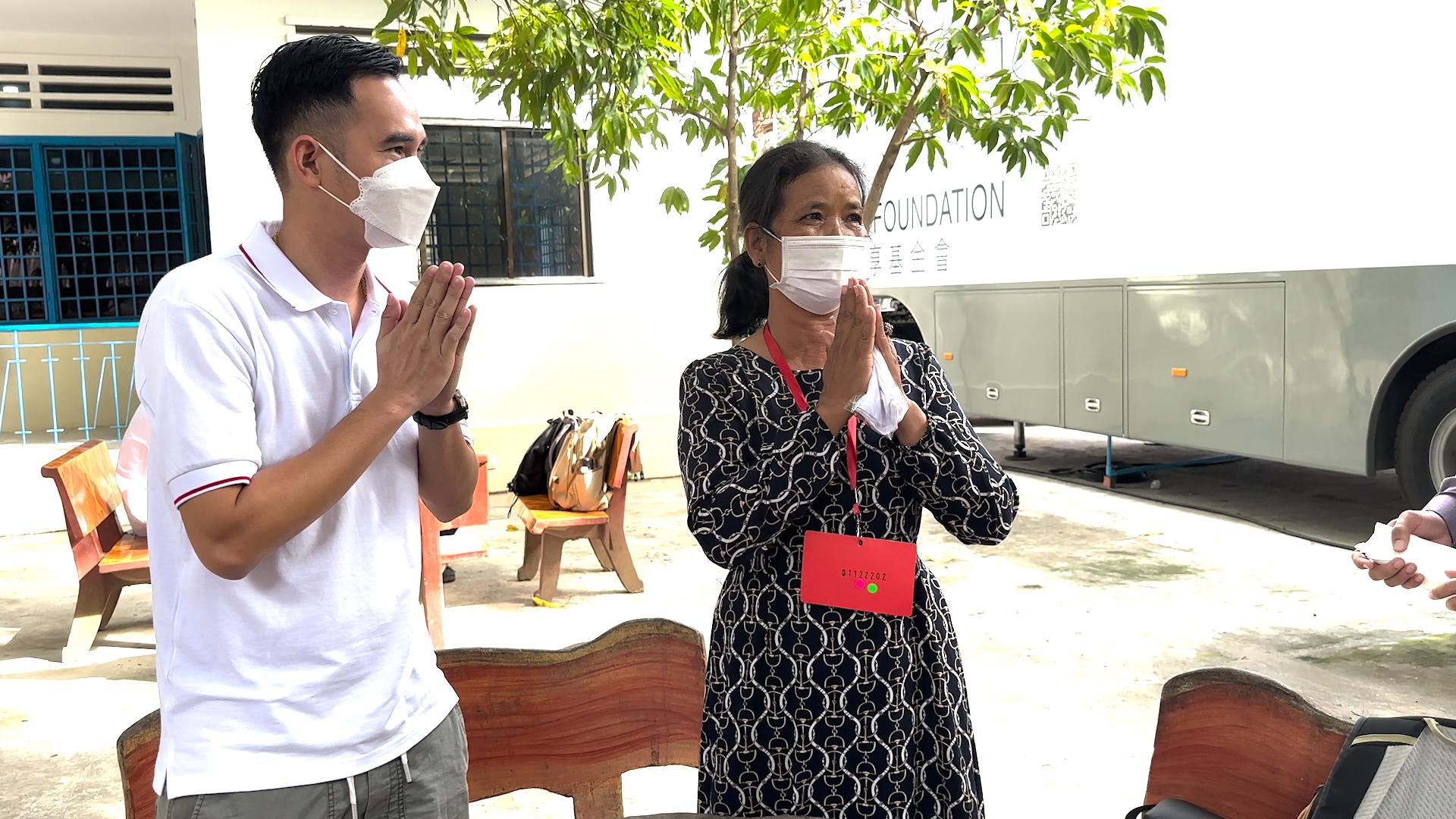 丝路盛放洋紫荆|港NGO联手内地医疗队出海扫“盲”50年柬埔寨白内障患者复明：我能看到了！