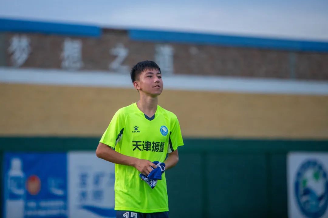 “十城带百县”助力乡村振兴|*疆新**和田足球小巴郎感受天津足协外教训练指导现场观战津超赛事