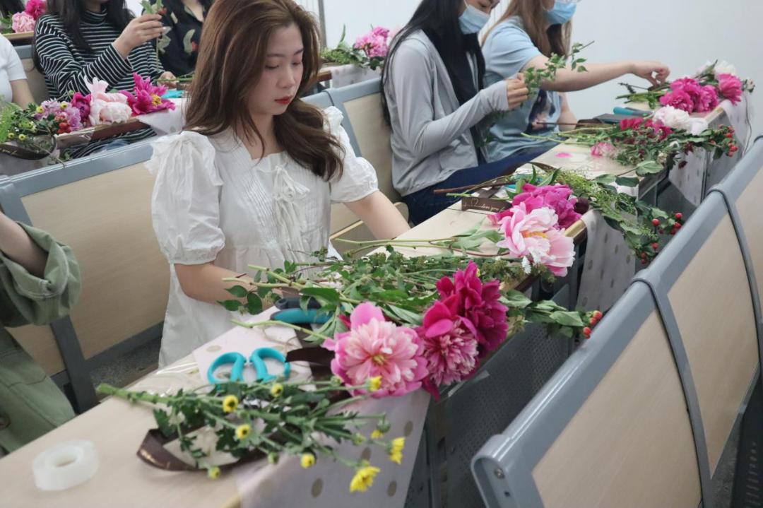 给最爱的Ta，送芍药还是玫瑰？