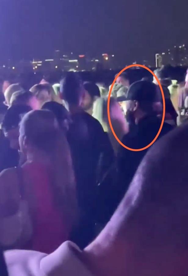 小李子办游艇派对女友庆生,小李子和朋友一起在游艇度假