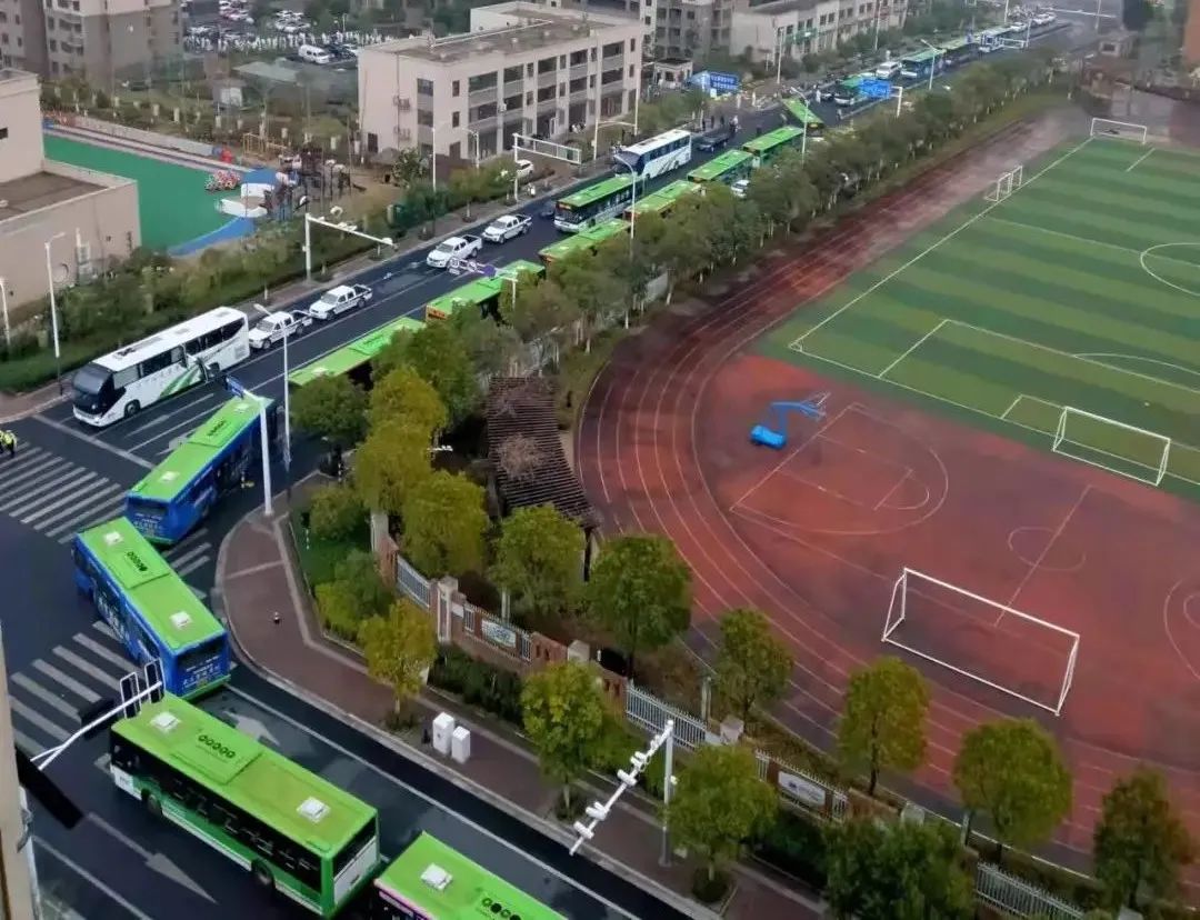 白绿蓝红黄,白绿黄红黑