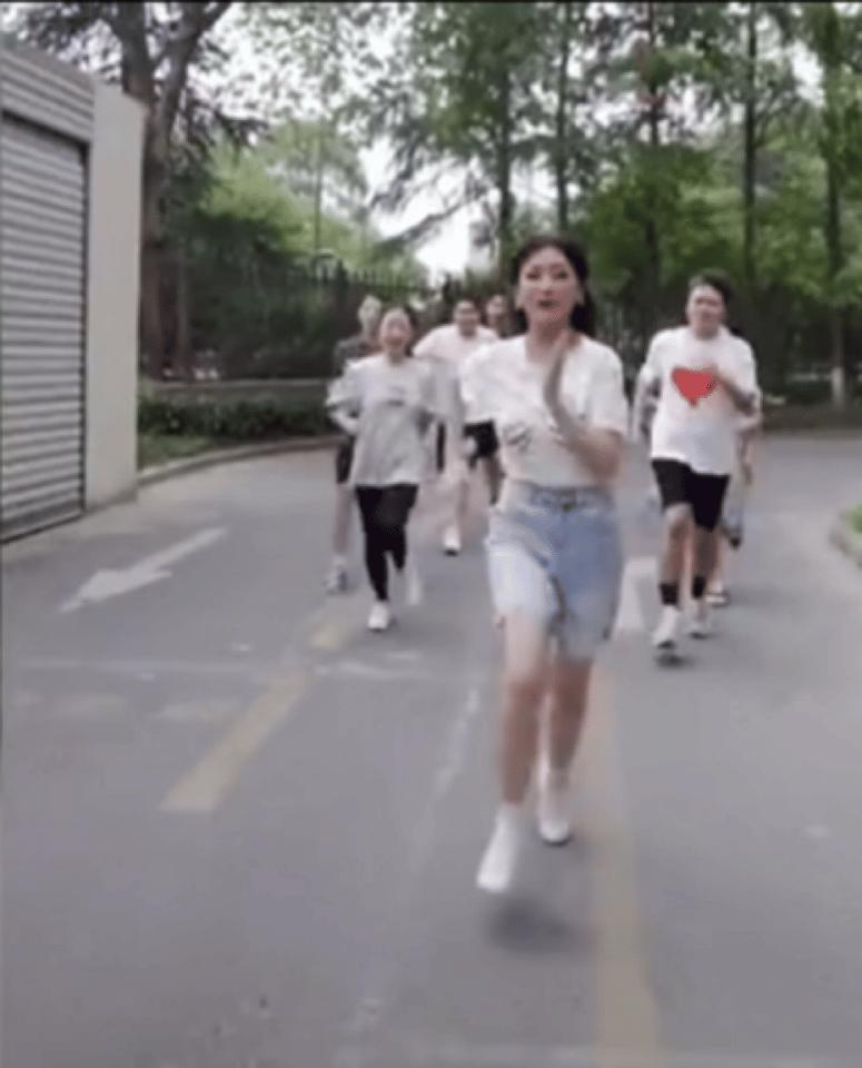 赵雅芝既优雅端庄又调皮可爱,70岁的赵雅芝滑滑板