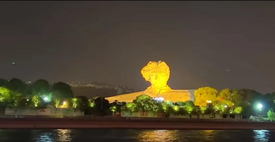 长沙游客买7根炸串被要价115元，嫌贵后被骂“穷X”