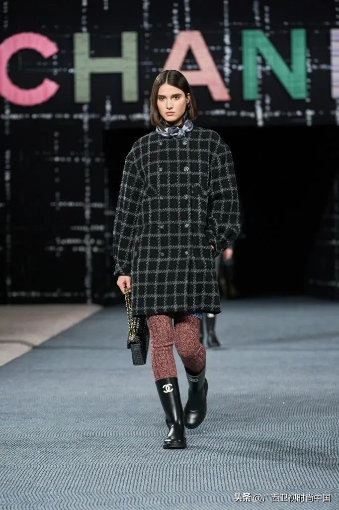 那些秀场上的“丑”鞋子