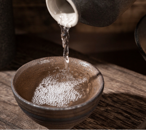 买纯粮食白酒怎么看瓶上标志,买酒时只要有什么标识才是正品酒