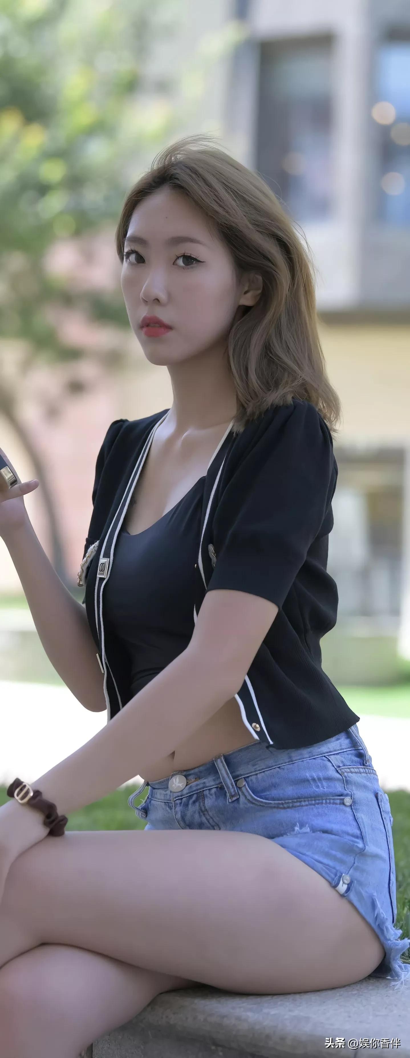 牛仔背心搭配全身图,牛仔时尚背心