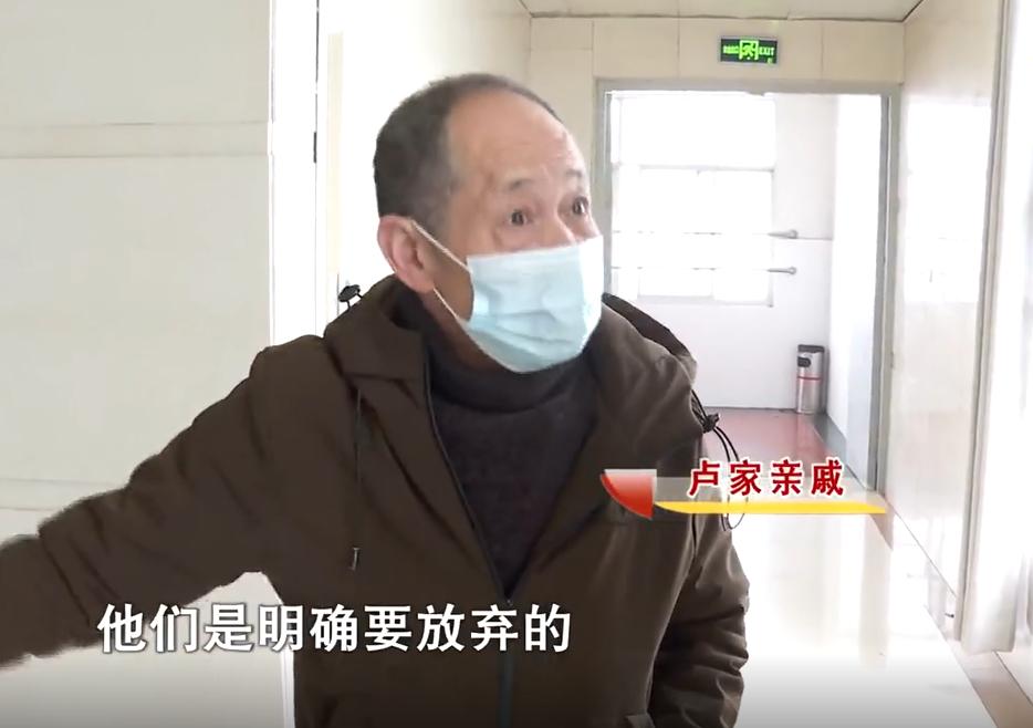 男子出车祸妻子放弃治疗,丈夫出车祸双目失明妻子不离不弃