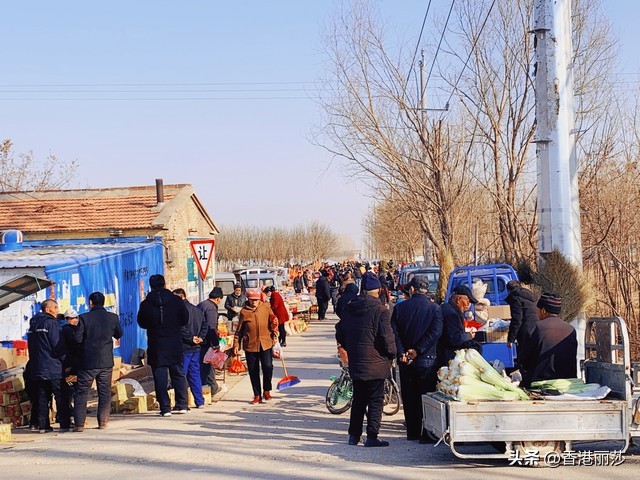 香港新移民:带二婚老公回家，探姐时母亲跟着，到姐家吃一片西瓜