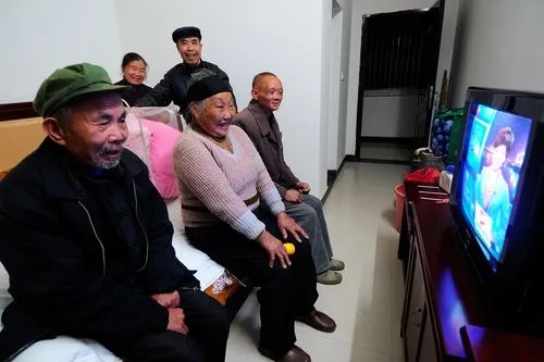 不充钱连新闻联播都看不了？人民日报发文，撕下电视厂商的遮羞布