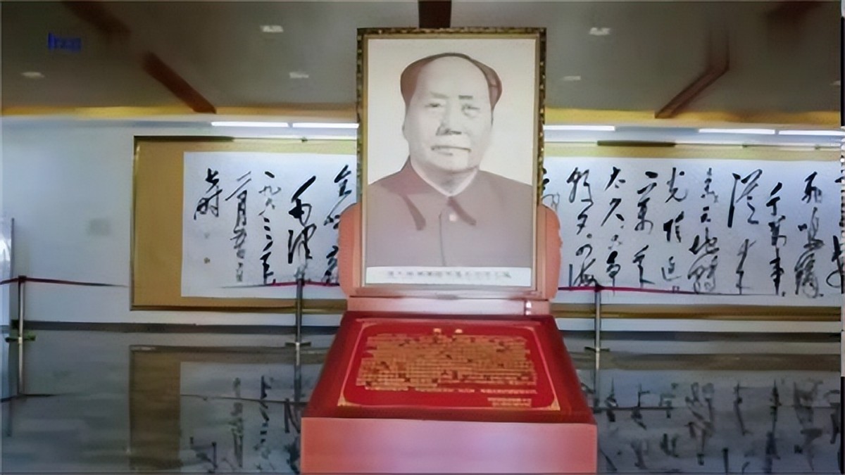 干部发现山头长得像毛主席，孔令华初见落泪，李讷感叹：太像了