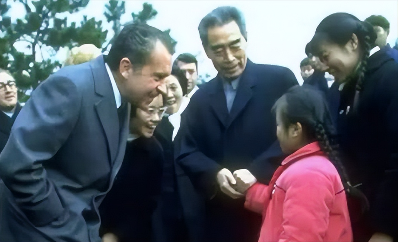 1972年，那个和周恩来“偶遇”的杭州小女孩，后来怎么样了？