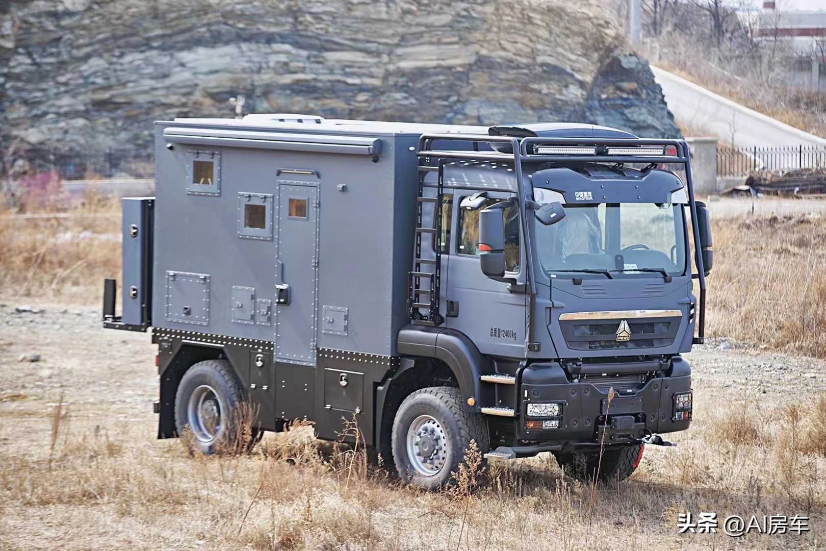 新重汽豪沃4x4越野房车自驾视频,重汽无疆4x4四驱越野房车氮气减震