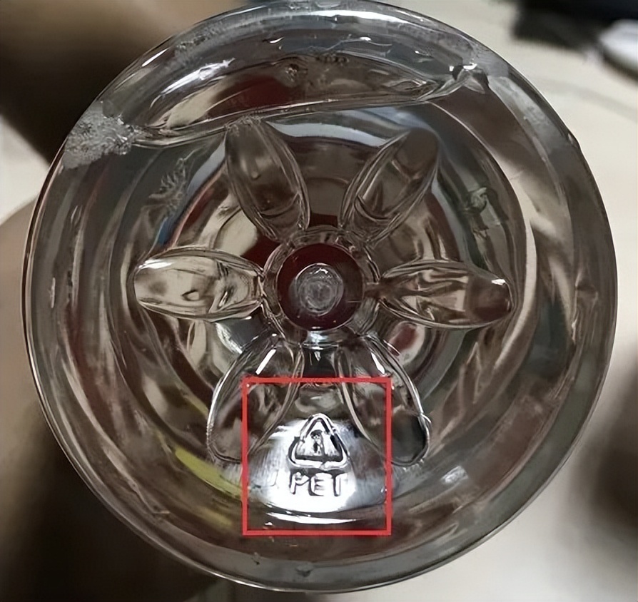 喝一口矿泉水就死亡后续,喝了一口矿泉水之后难受怎么办