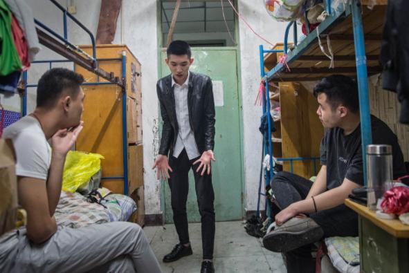 大学舍友半夜打游戏学校管吗,大学生宿舍打游戏影响别人休息