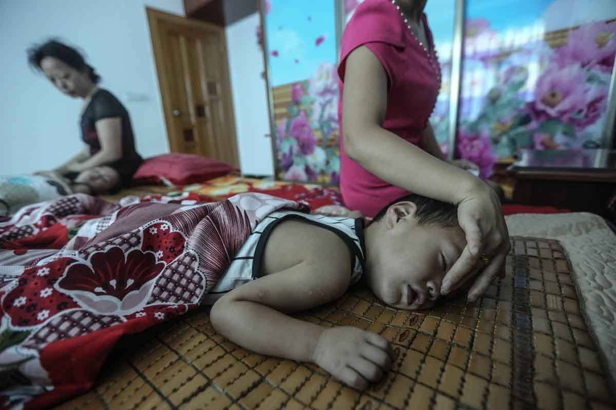 12年湖北双胞胎十指咬秃流血，却不会哭，父母拿到诊断书如遭雷击