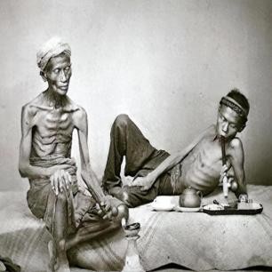 日军*行暴**照片，女子脱衣服让日本人拍摄被*辱侮**致死，惨死野外4