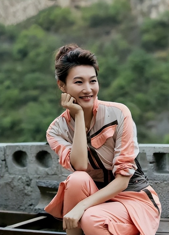 新闻联播主持人李梓萌真实头发,新闻联播主播李梓萌讲东北话