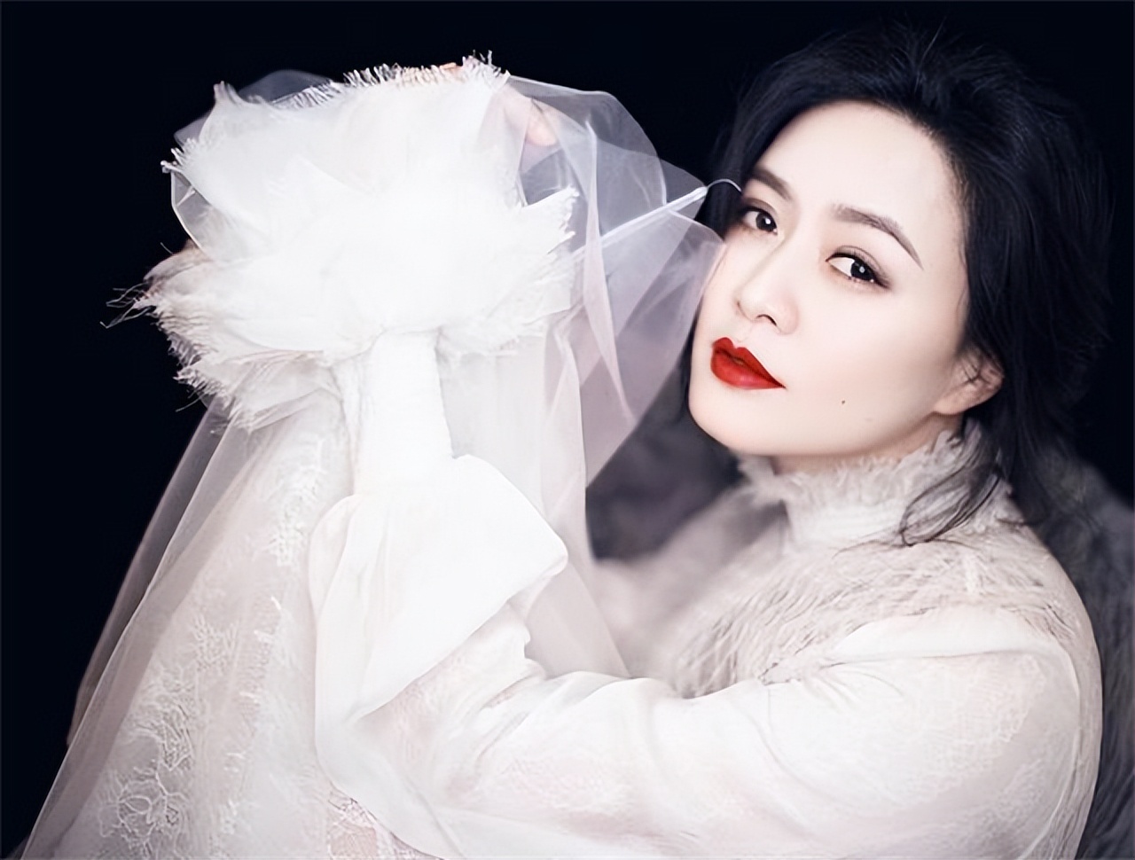 亿万富豪*明徐**：病死狱中8年后，明星妻子田海蓉和女儿过得怎样？