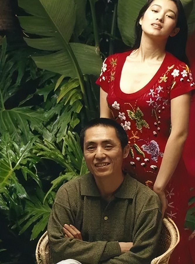 被亲爸张艺谋抛弃，公开点名巩俐毁她童年，张末都经历了什么？