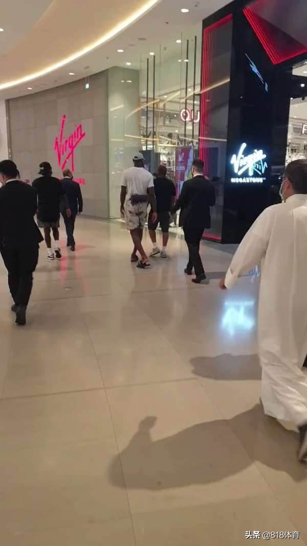 排面!詹皇迪拜度假哈曼丹王储设宴款待,命令数十名保镖护送他购物