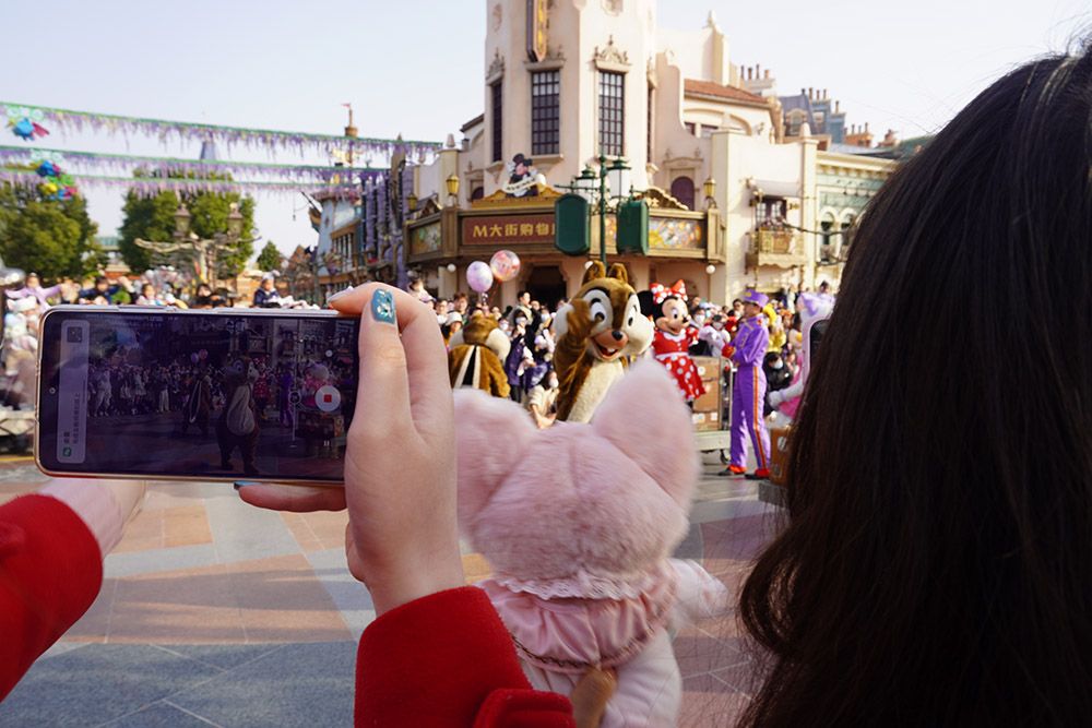 排队5小时、互动2分钟，与玲娜贝儿拥抱背后