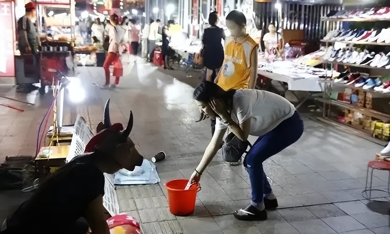 2015年，安徽女孩上街“扮牛”让人骑5元一次，背后隐情催人泪下