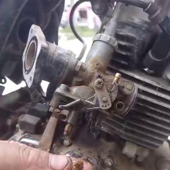 125摩托车化油器放油处一直漏油,摩托车停车化油器漏油是什么原因