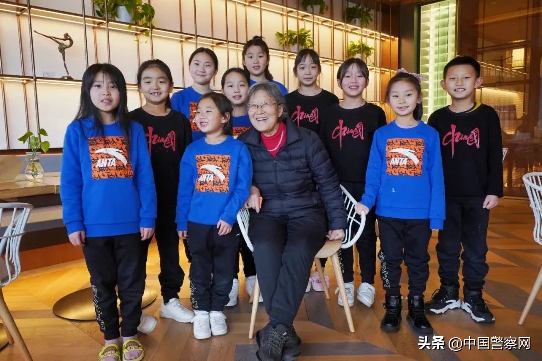 是警察奶奶！把孩子们带上了冬奥开闭幕式舞台