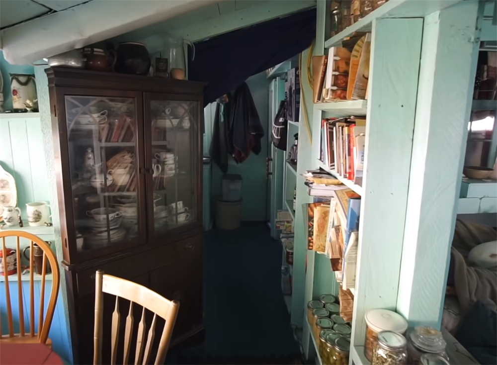 夫妻二人买下海岛过起隐居的生活,夫妻隐居小岛与世隔绝