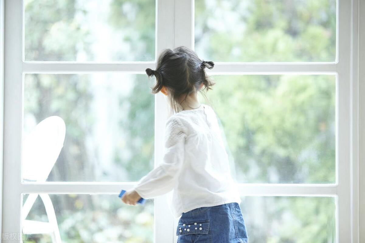 小孩眼睛痒老是揉眼睛流眼泪,孩子不停的揉眼睛眼睛痒怎么回事