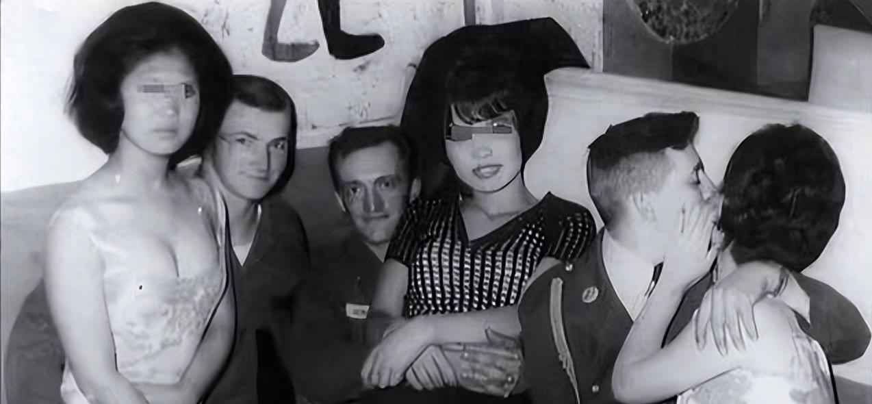 1947年,穿着清凉的韩国女子双腿叉开,豪放的坐在美国大兵腿上。