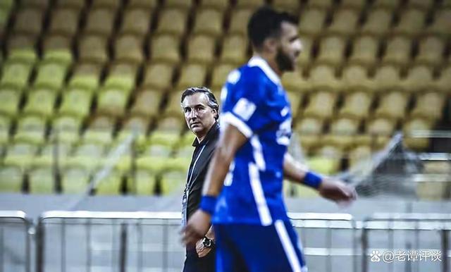 马宁名场面挨骂球迷,球迷挂马宁黑白照