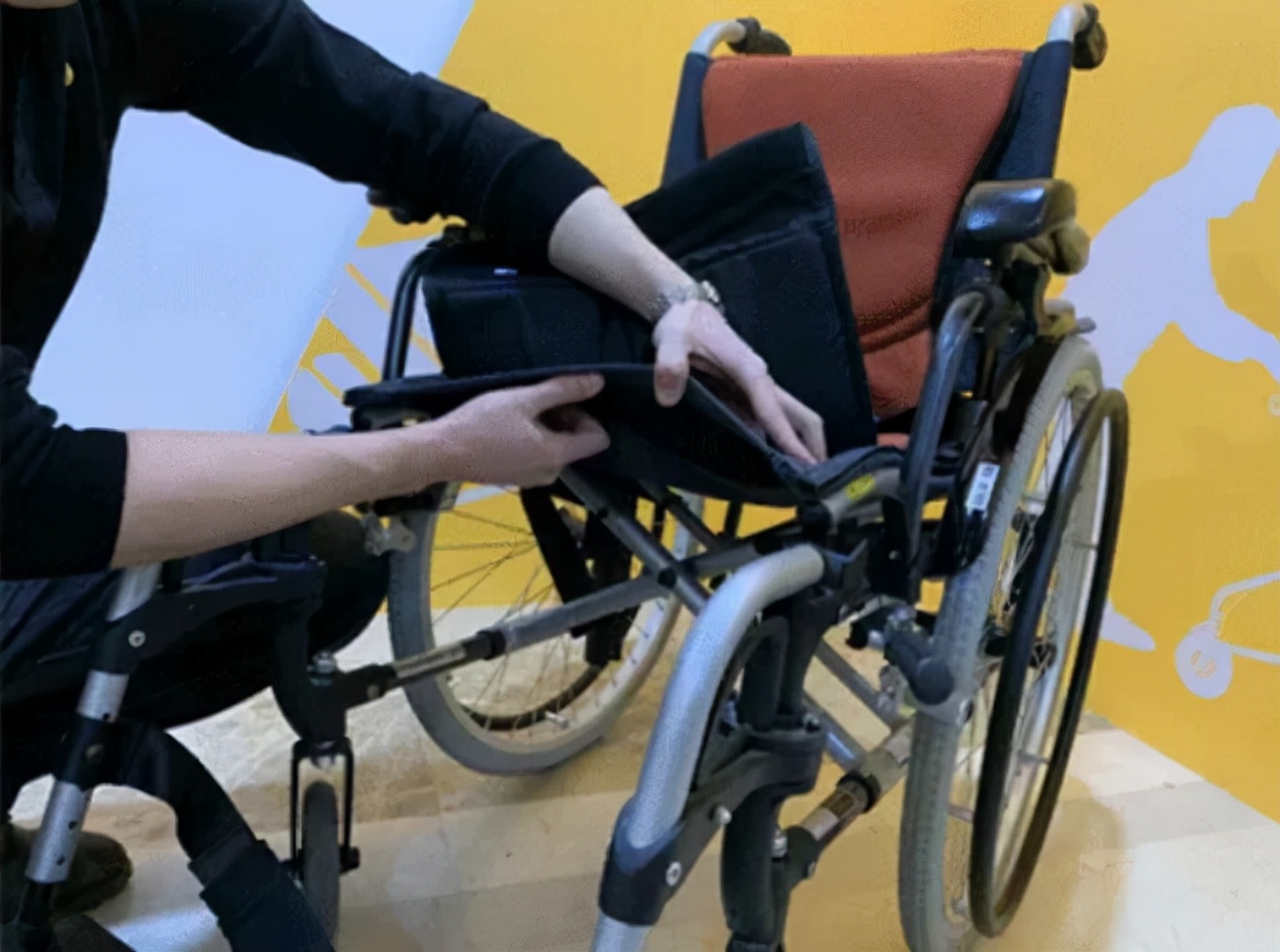 老年人专用轮椅怎么挑选,如何给老人挑选手动轮椅