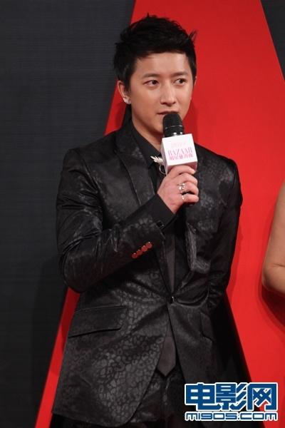 MiuMiu酥胸走光hold不住周冬雨逃军训捧场芭莎