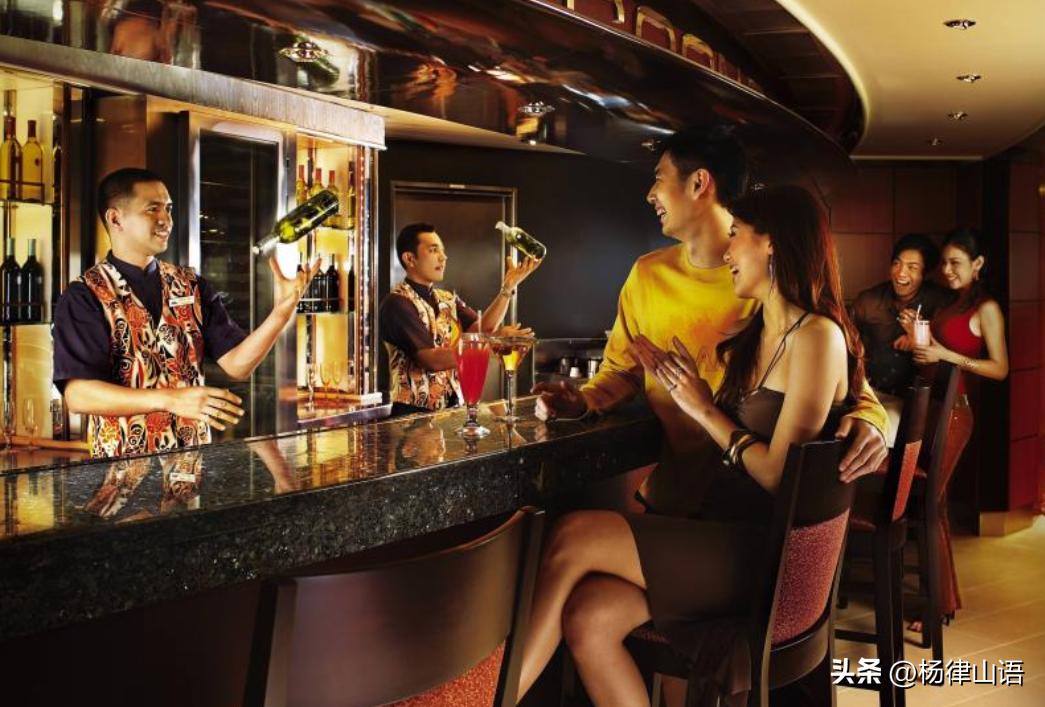 44岁男子每月5万*养包**18岁女生，发生关系后，女生数钱发现是冥币