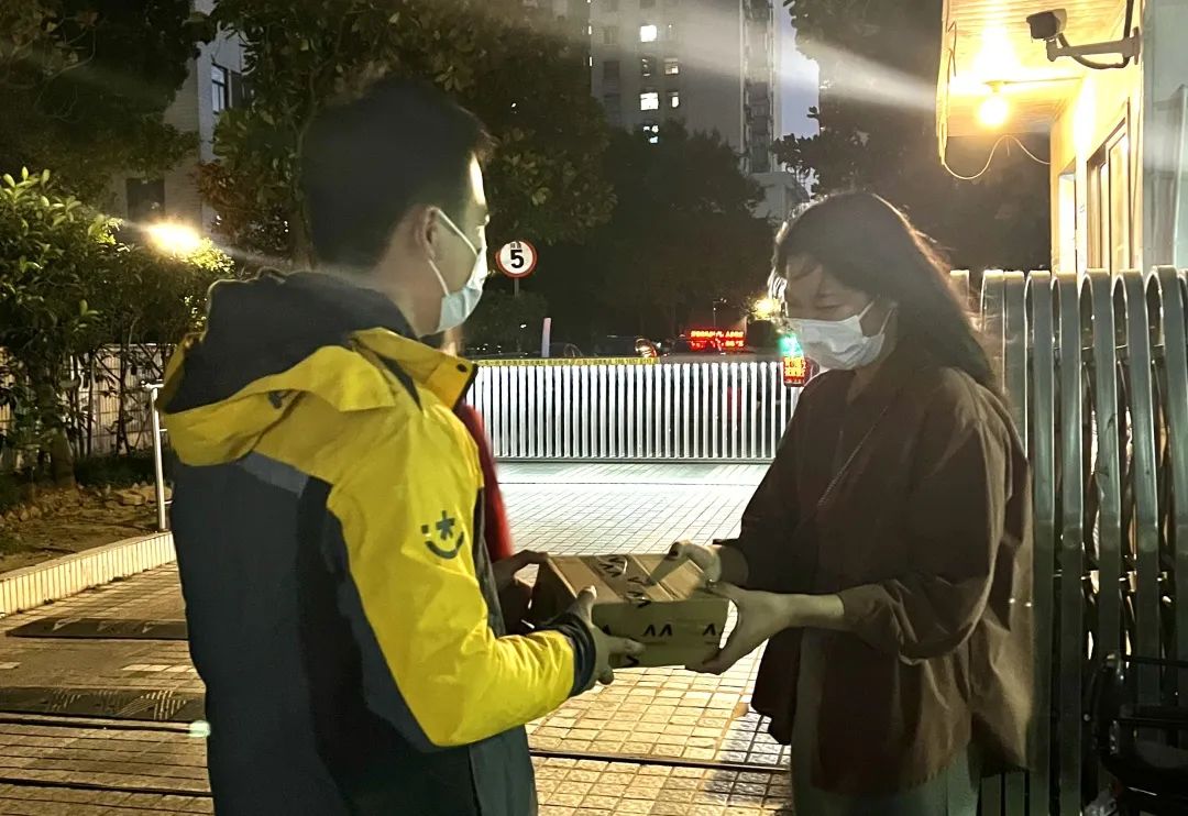 宝贝快上车！快递“送送送”模式开启→