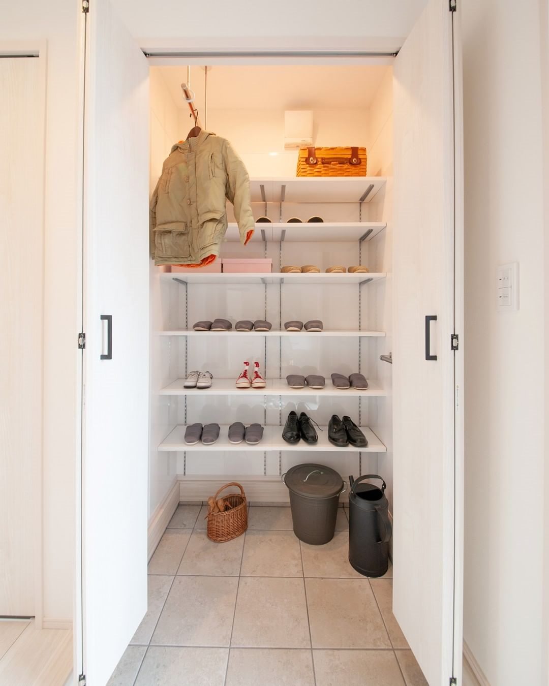 门厅柜鞋柜衣帽柜收纳 (玄关鞋柜还能这样设计收纳性极强)