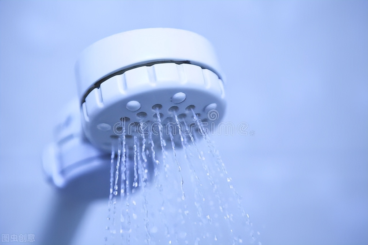 淋浴喷头用一段时间有脏东西,淋浴喷头堵了会使热水变冷吗