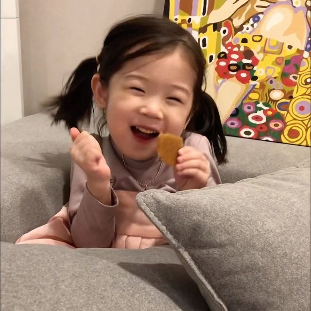 最近超火的可爱小女孩表情包,小女孩可爱萌表情包