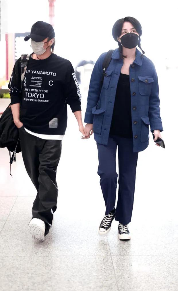 网友晒王菲谢霆锋同框照,王菲谢霆锋高调秀恩爱久违的同框