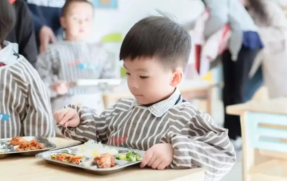孩子不吃饭饿一顿就好了,孩子不吃饭怎么办方法很重要