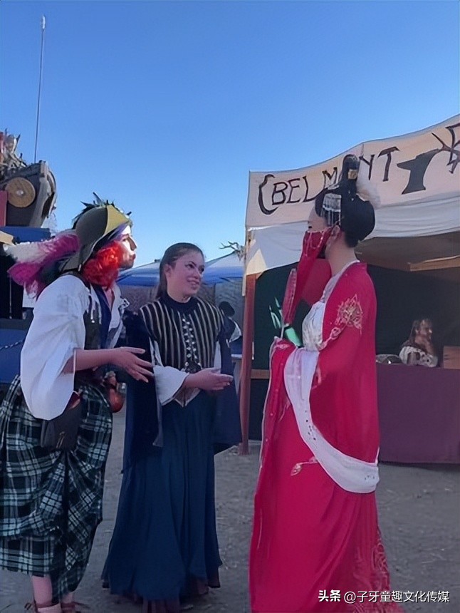 川妹子穿汉服在国外,穿红衣汉服走在国外街头