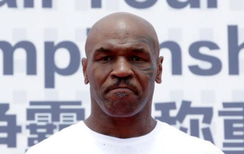 2006年，拳王泰森来华瞻仰毛主席遗容，坦言：在他面前，我很渺小