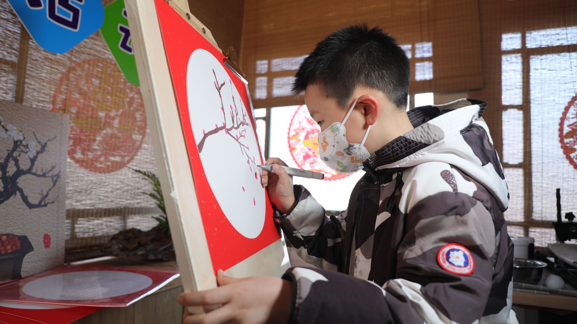 张灯结彩迎佳节火树银花闹新春,今天的公园处处张灯结彩人潮涌动