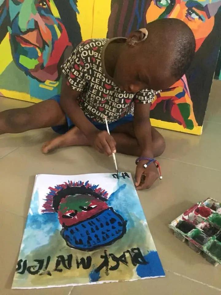 2016年，那个被白人美女喂水喝的非洲男孩，6年后的他怎么样了？