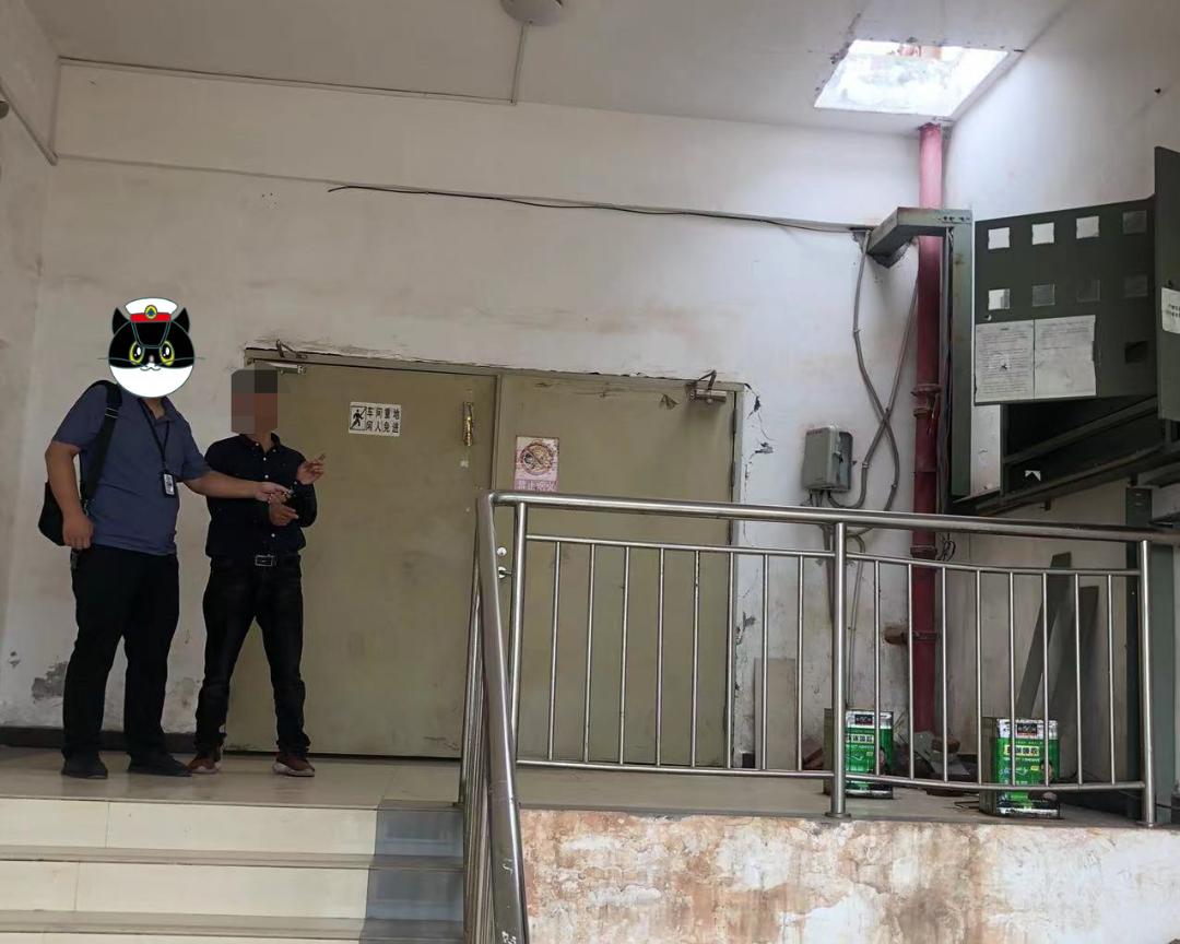 男子半夜捡废品被查,男子凌晨捡废品被查