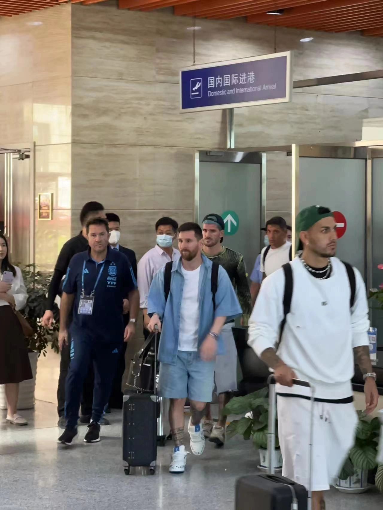 梅西来华球场里的大腕,球王梅西来了梅西中国行独家首秀