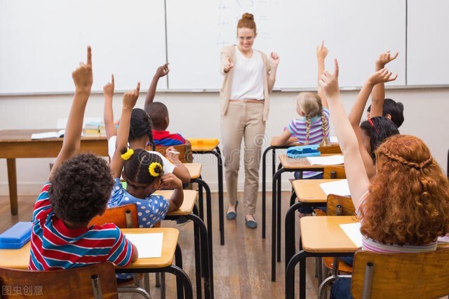 在学校手摔伤了怎么解决,学生在回家途中摔伤谁有责任